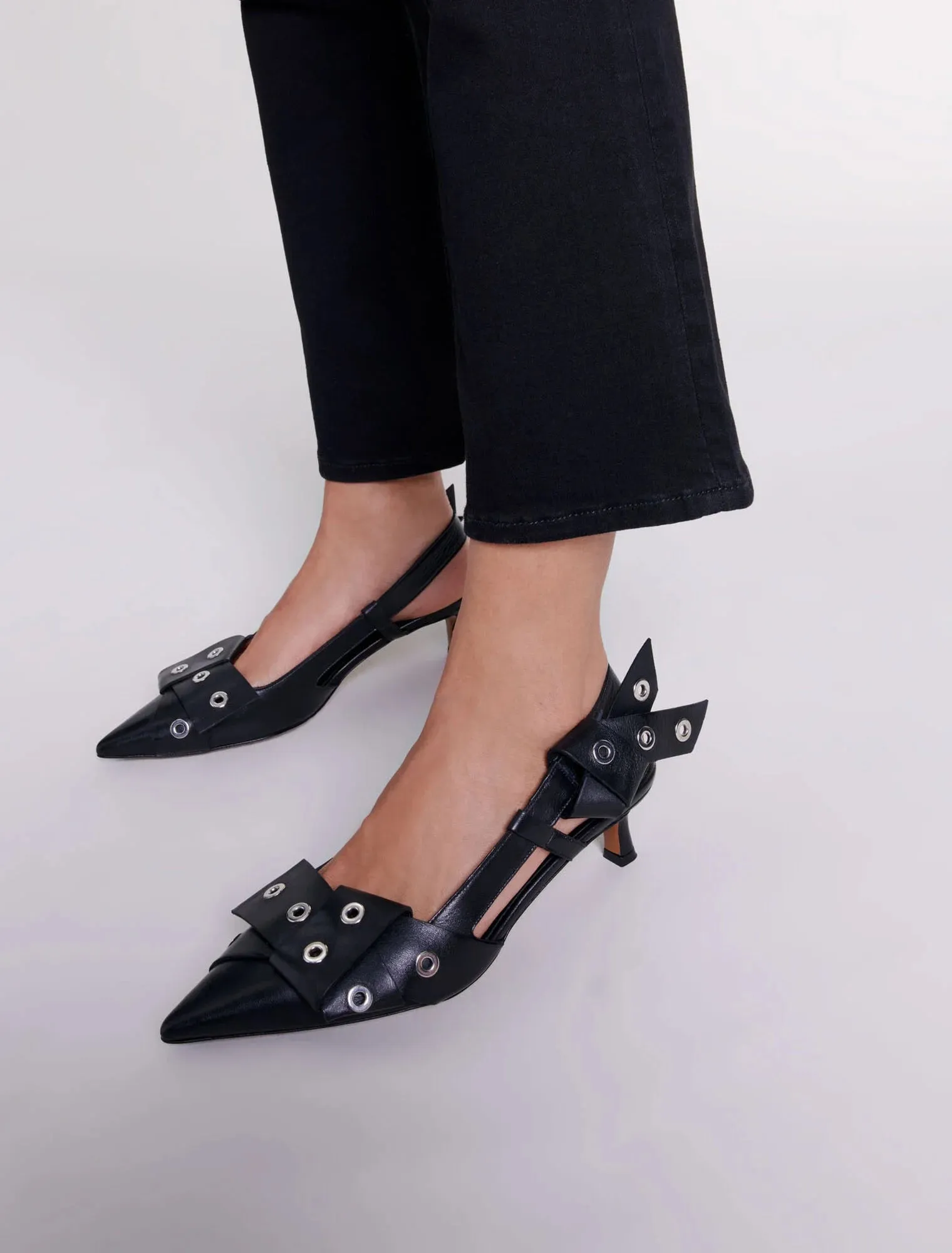 Pointed pumps with bow detail