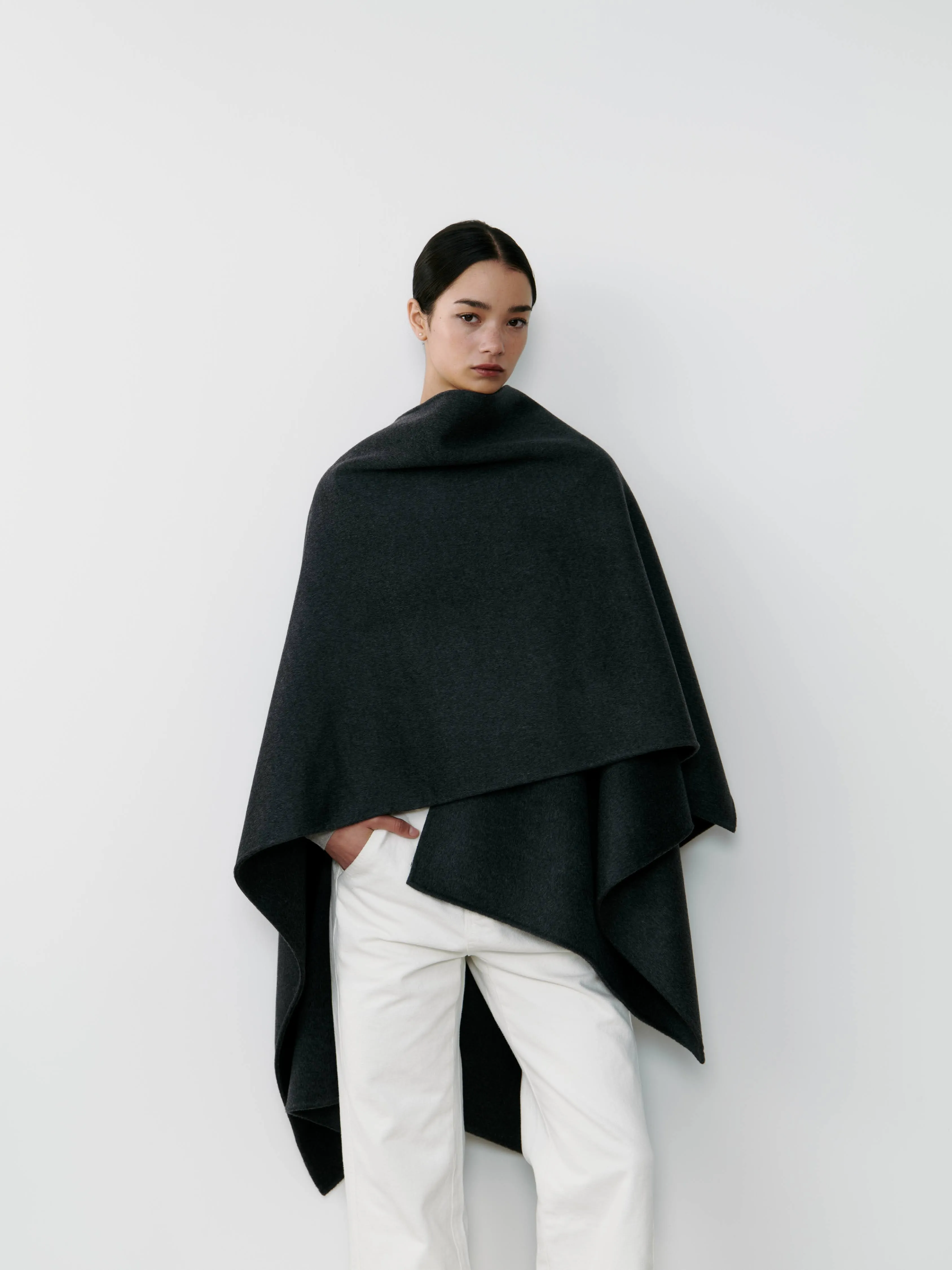 THE CASHMERE CAPE - CHARCOAL