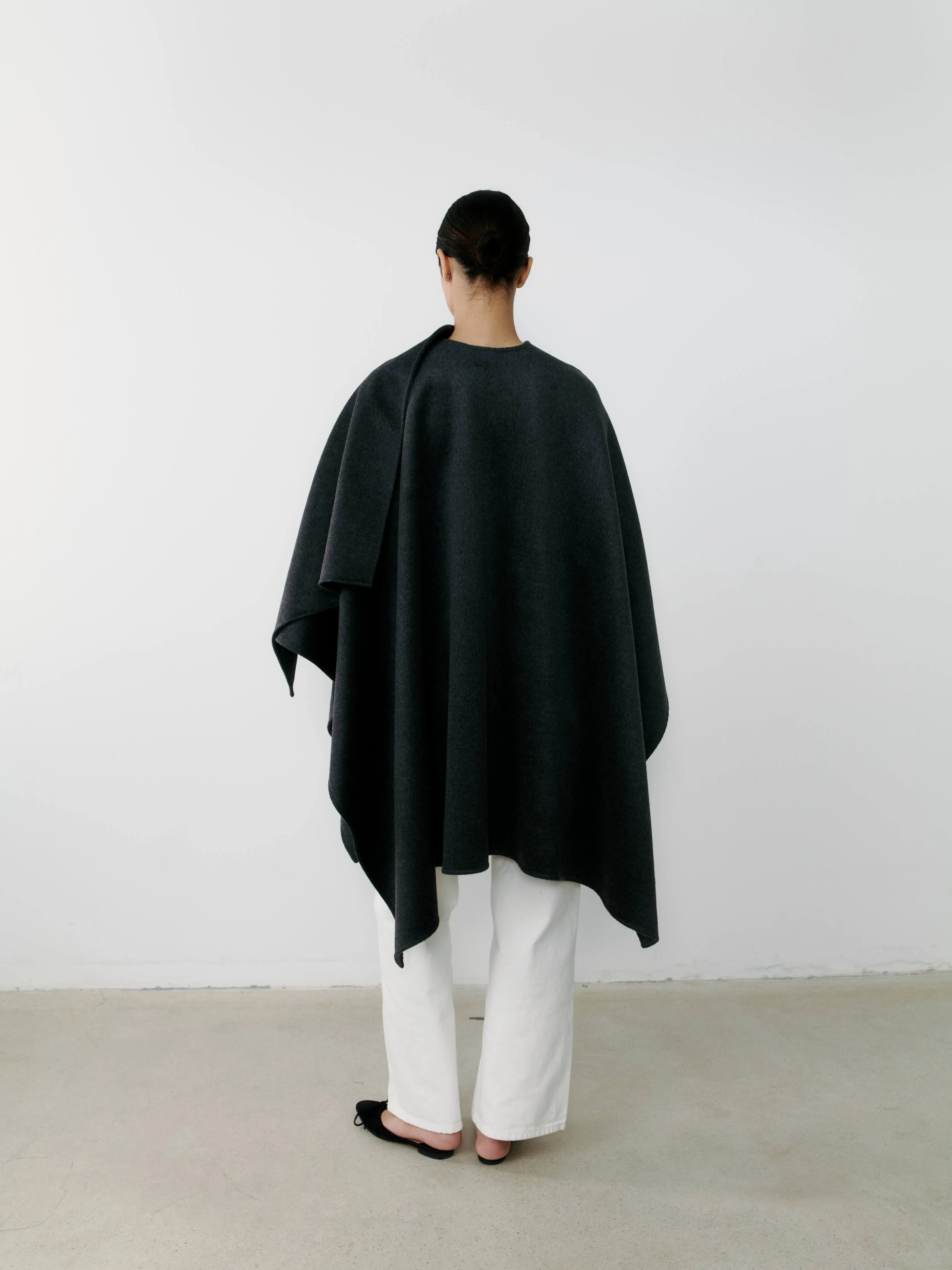 THE CASHMERE CAPE - CHARCOAL